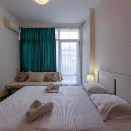 Cozy Studio Apartment In The Heart Of Batum Exterior photo