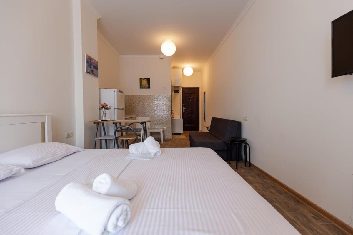 Cozy Studio Apartment In The Heart Of Batum Exterior photo